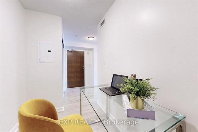 2807 - 21 Iceboat Terr, Condo with 1 bedrooms, 1 bathrooms and 1 parking in Toronto ON | Image 3