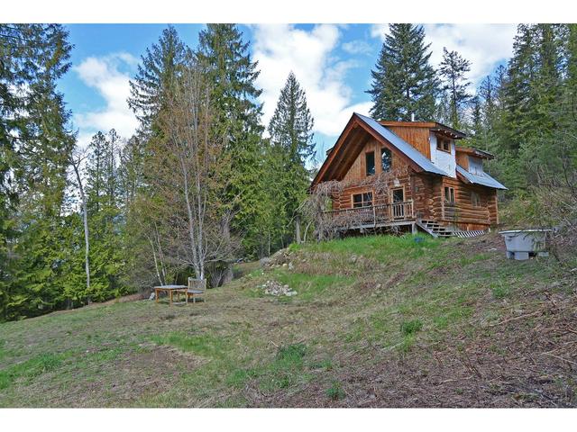 8907 Martens Road, House detached with 3 bedrooms, 2 bathrooms and null parking in Central Kootenay H BC | Image 5