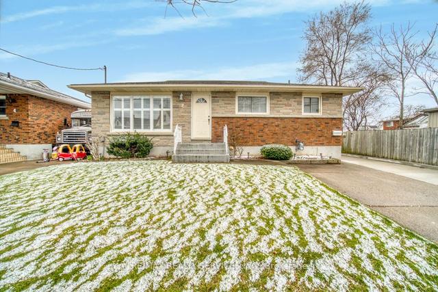 2 Anderson St, House detached with 3 bedrooms, 2 bathrooms and 5 parking in St. Catharines ON | Image 1