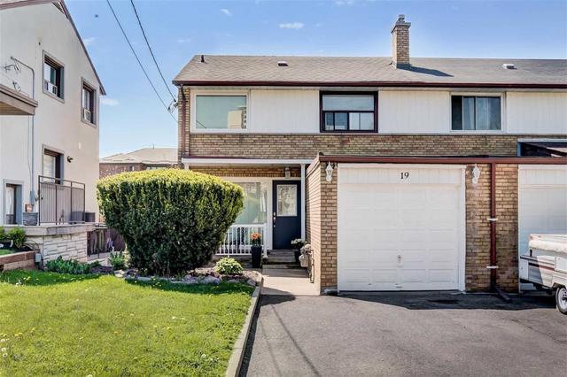 19 George Anderson Dr, House semidetached with 3 bedrooms, 3 bathrooms and 4 parking in Toronto ON | Image 1