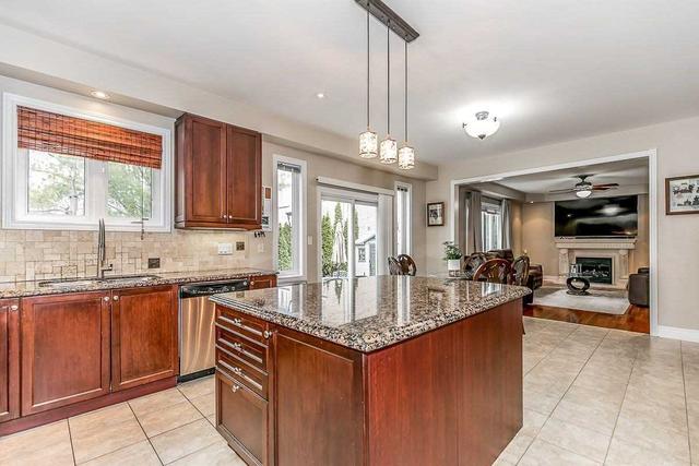 1089 Sherman Brock Circ, House detached with 4 bedrooms, 5 bathrooms and 6 parking in Newmarket ON | Image 5