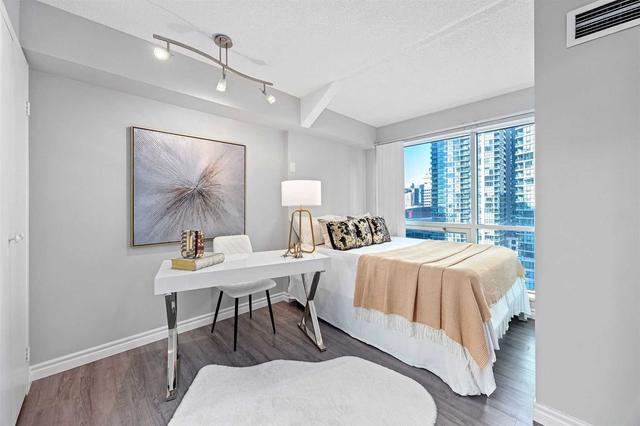 1102 - 10 Queens Quay W, Condo with 1 bedrooms, 1 bathrooms and 0 parking in Toronto ON | Image 3