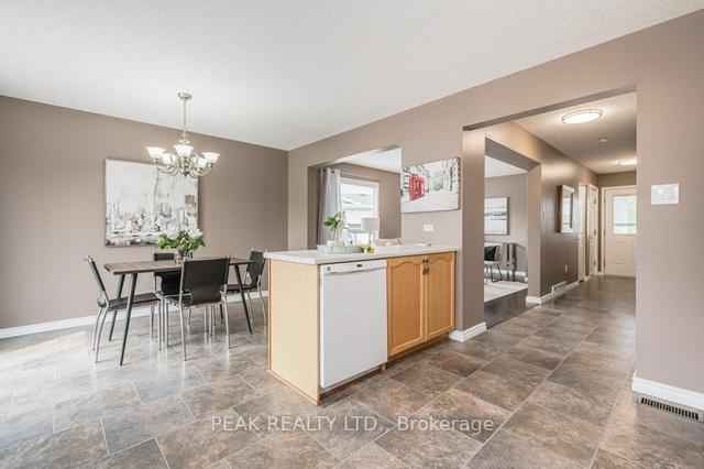 32 White Sands Crt, House detached with 3 bedrooms, 2 bathrooms and 3 parking in Kitchener ON | Image 5