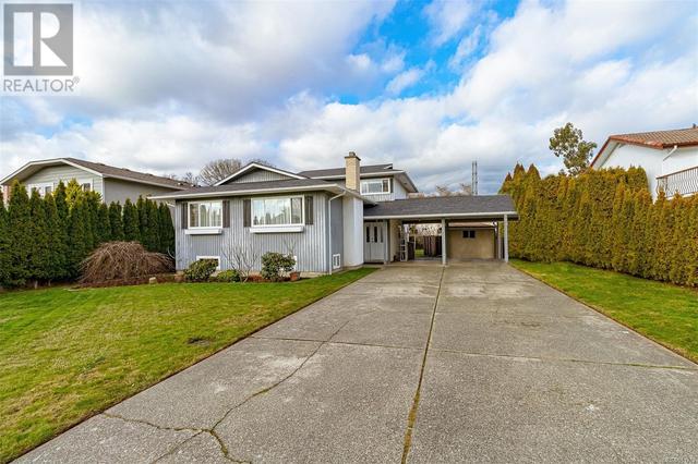 812 Killdonan Rd, House detached with 6 bedrooms, 3 bathrooms and 3 parking in Saanich BC | Image 2