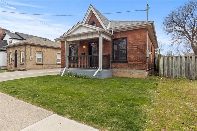 112 Sydenham Street, House detached with 3 bedrooms, 1 bathrooms and 2 parking in Brantford ON | Image 2