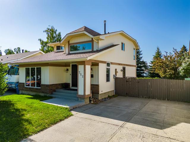 752 Woodpark Boulevard Sw, House detached with 3 bedrooms, 3 bathrooms and 2 parking in Calgary AB | Image 25
