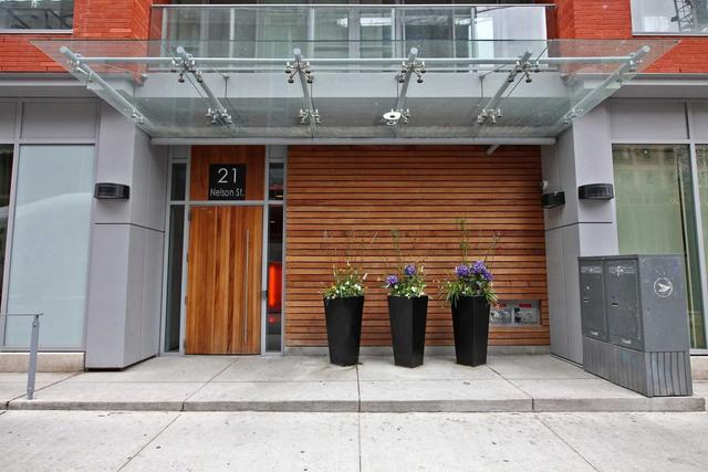 uph11 - 21 Nelson St, Condo with 1 bedrooms, 2 bathrooms and 1 parking in Toronto ON | Image 1