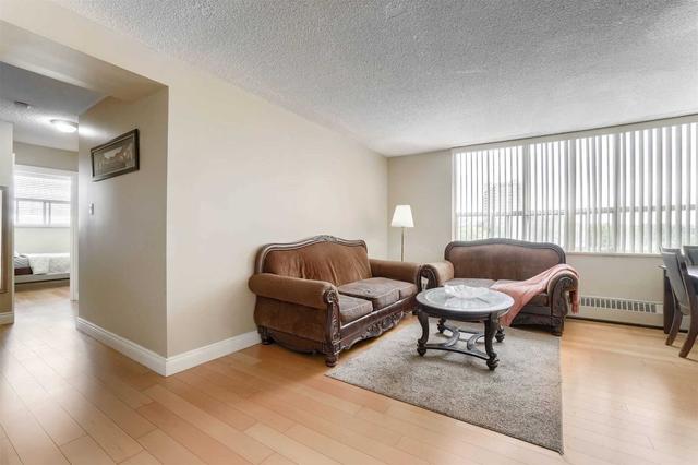 817 - 5 Parkway Forest Dr, Condo with 3 bedrooms, 2 bathrooms and 1 parking in Toronto ON | Image 4