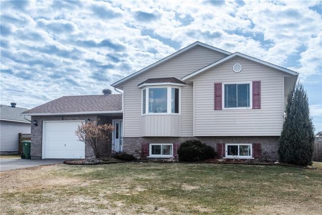 6 Morning Star Street, House detached with 5 bedrooms, 2 bathrooms and 5 parking in Petawawa ON | Image 2