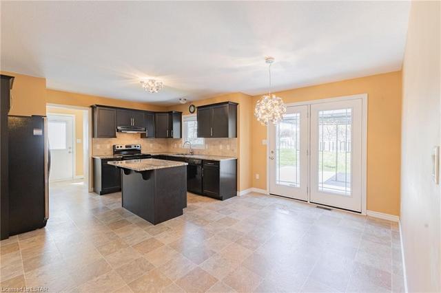 6782 East Parkway Drive, House detached with 5 bedrooms, 2 bathrooms and 16 parking in Lambton Shores ON | Image 8