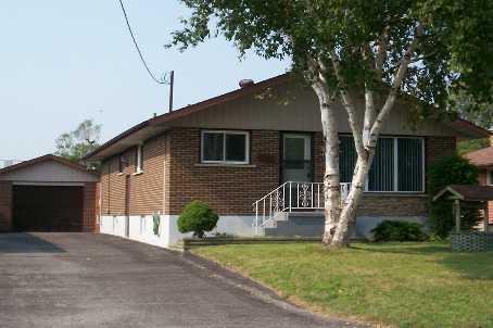 648 Cartier Ave, House detached with 3 bedrooms, 1 bathrooms and 6 parking in Oshawa ON | Image 1