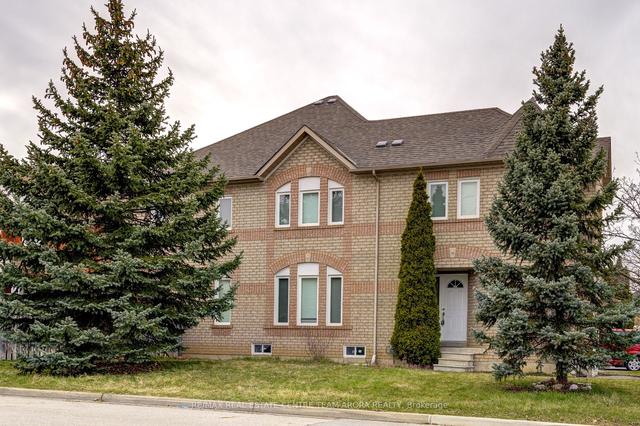 6862 Dillingwood Dr, House attached with 4 bedrooms, 3 bathrooms and 3 parking in Mississauga ON | Image 1
