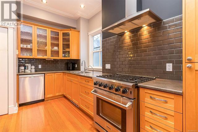 1115/1117 Chapman St, House detached with 5 bedrooms, 4 bathrooms and 4 parking in Victoria BC | Image 16