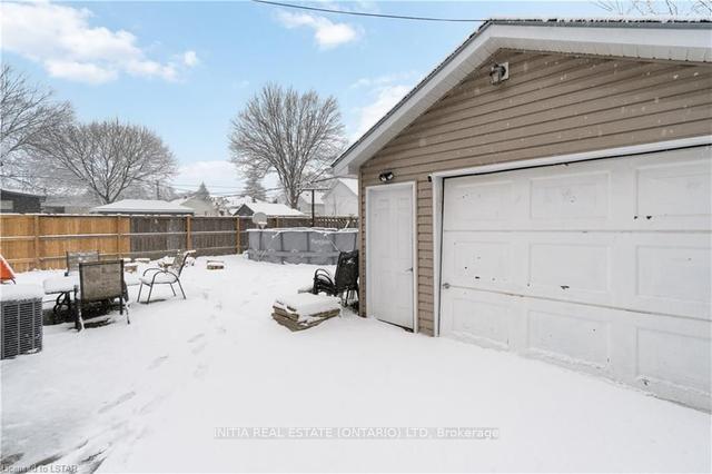 118 Cobden St, House detached with 2 bedrooms, 2 bathrooms and 3 parking in Sarnia ON | Image 21