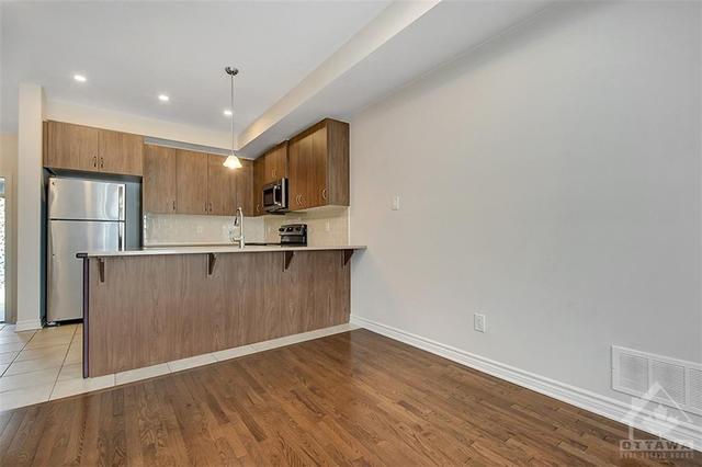 b - 199 Shinny Avenue, Townhouse with 3 bedrooms, 3 bathrooms and 2 parking in Ottawa ON | Image 10