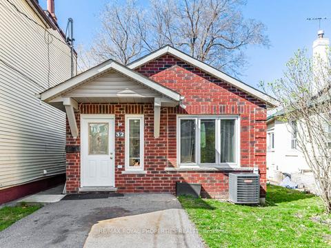 32 St Dunstan Dr, House detached with 2 bedrooms, 1 bathrooms and 2 parking in Toronto ON | Card Image