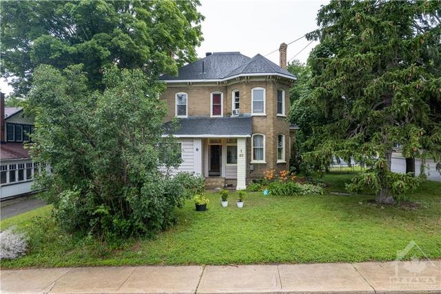 40 Gladstone Avenue, House detached with 4 bedrooms, 3 bathrooms and 4 parking in Smiths Falls ON | Card Image