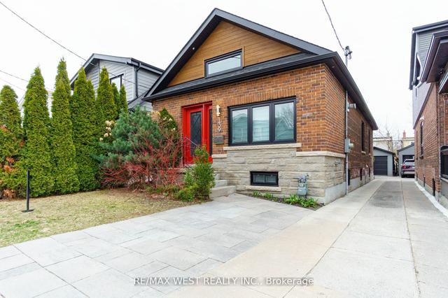 139 Springdale Blvd, House detached with 2 bedrooms, 3 bathrooms and 2 parking in Toronto ON | Image 1