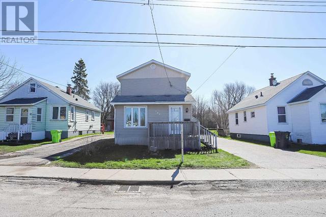 580 Charles St, House detached with 6 bedrooms, 2 bathrooms and null parking in Sault Ste. Marie ON | Image 2