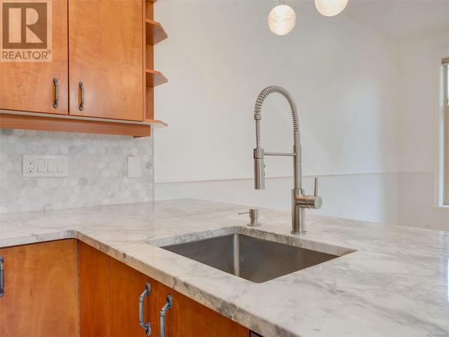3 - 220 Moss St, Condo with 2 bedrooms, 1 bathrooms and 1 parking in Victoria BC | Image 13