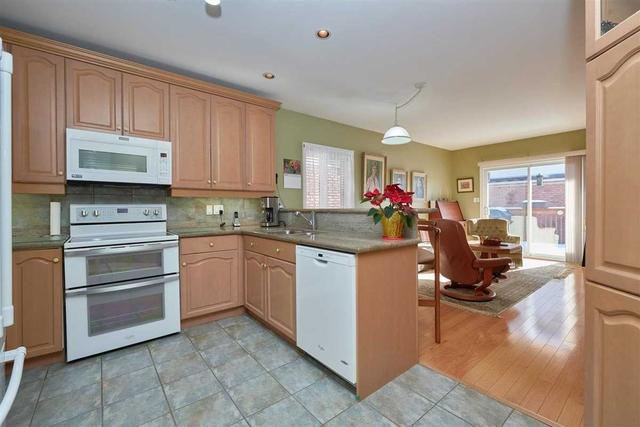 7 Briar Gate Way, Condo with 2 bedrooms, 3 bathrooms and 4 parking in New Tecumseth ON | Image 3
