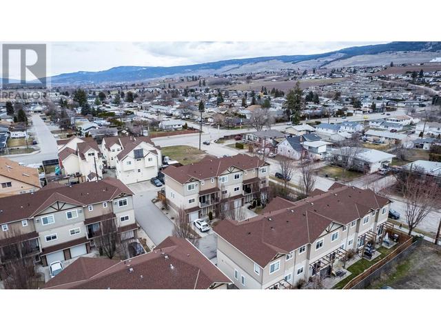 201 - 150 Mallach Road, House attached with 3 bedrooms, 2 bathrooms and 2 parking in Kelowna BC | Image 2
