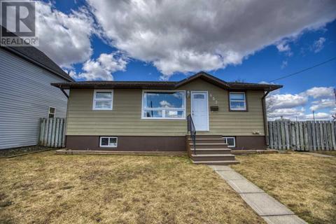 653 Harold St N, House detached with 4 bedrooms, 2 bathrooms and null parking in Thunder Bay ON | Card Image