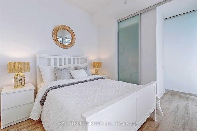 2409 - 42 Charles St, Condo with 2 bedrooms, 1 bathrooms and 0 parking in Toronto ON | Image 4