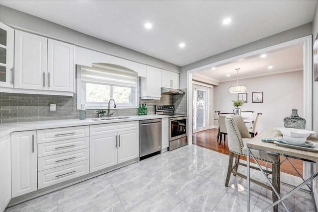 154 Merkley Sq, House detached with 4 bedrooms, 3 bathrooms and 3 parking in Toronto ON | Image 4