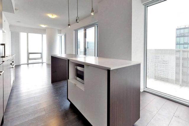 3910 - 88 Harbour St, Condo with 3 bedrooms, 2 bathrooms and 1 parking in Toronto ON | Image 3