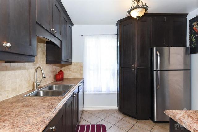 3194 Stockton Drive, Townhouse with 3 bedrooms, 2 bathrooms and 1 parking in Ottawa ON | Image 7