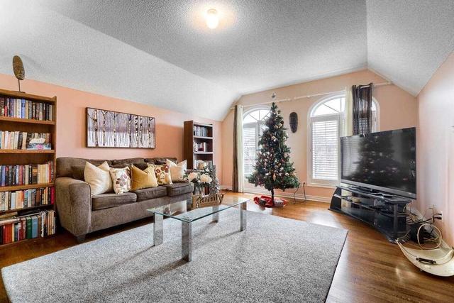 24 Hillpath Cres, House detached with 3 bedrooms, 4 bathrooms and 6 parking in Brampton ON | Image 4
