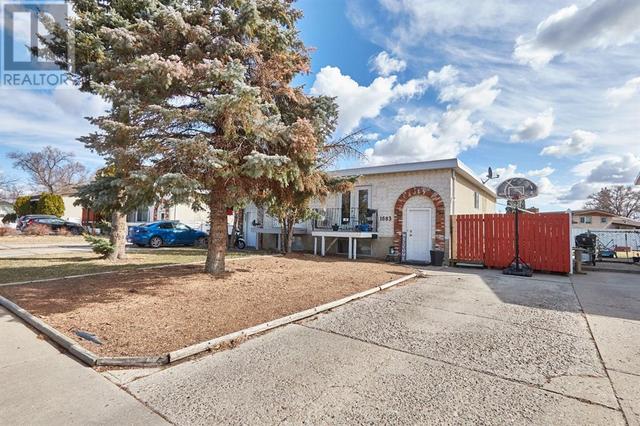 1683 4 Avenue Ne, Home with 3 bedrooms, 2 bathrooms and 1 parking in Medicine Hat AB | Image 2