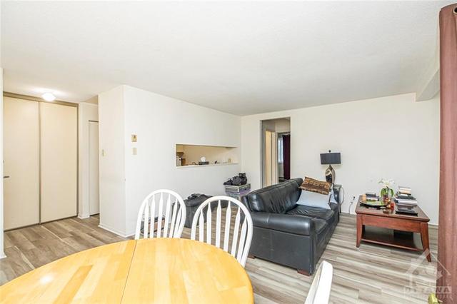 215 - 212 Viewmount Drive, Condo with 2 bedrooms, 1 bathrooms and 1 parking in Ottawa ON | Image 5