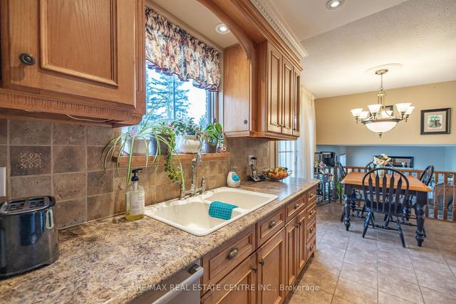 18 Northwood Cres, House detached with 3 bedrooms, 3 bathrooms and 6 parking in Guelph ON | Image 5