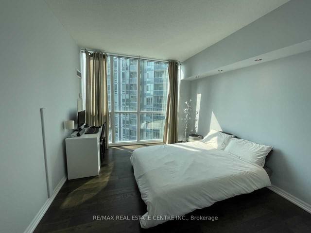 2209 - 223 Webb Dr, Condo with 2 bedrooms, 2 bathrooms and 1 parking in Mississauga ON | Image 2