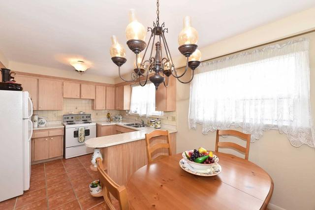 52 Lilywood Rd, House detached with 3 bedrooms, 2 bathrooms and 5 parking in Toronto ON | Image 3