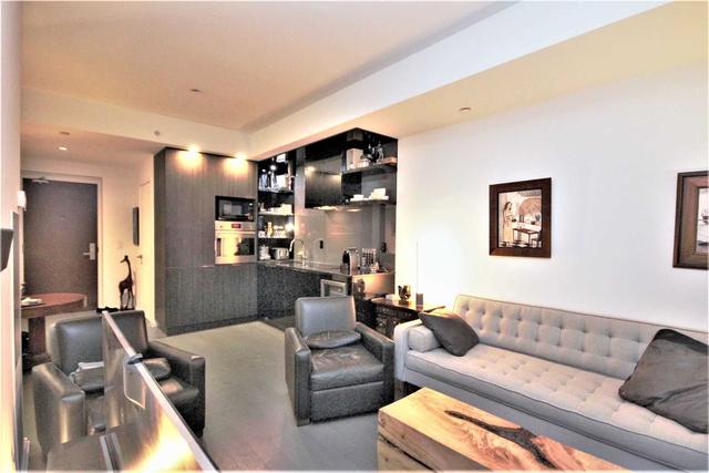 607 - 70 Temperance St, Condo with 1 bedrooms, 1 bathrooms and 0 parking in Toronto ON | Image 2