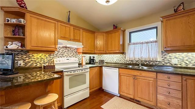 46 Balvina Drive W, House detached with 2 bedrooms, 2 bathrooms and 1 parking in Goderich ON | Image 3
