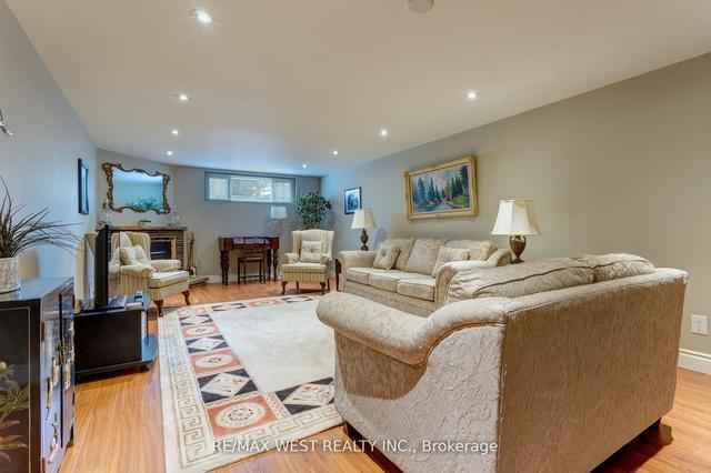 63 Wareside Rd, House detached with 3 bedrooms, 2 bathrooms and 3 parking in Toronto ON | Image 10