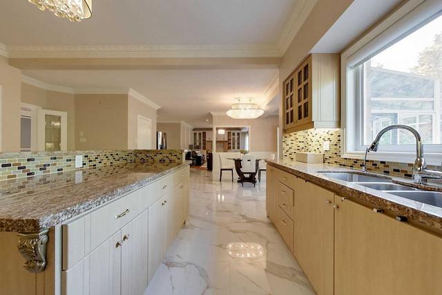 5403 Roanoke Crt, House detached with 6 bedrooms, 4 bathrooms and 12 parking in Mississauga ON | Image 2