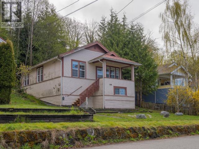 5782 Willow Ave, House detached with 3 bedrooms, 2 bathrooms and null parking in Powell River BC | Image 1