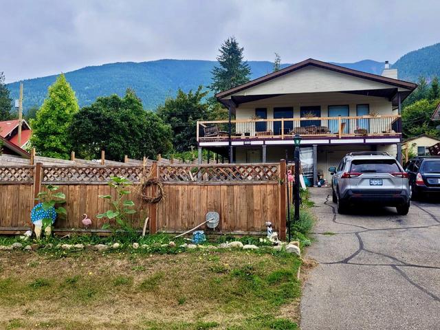 7814 Railway Avenue, House detached with 3 bedrooms, 3 bathrooms and 5 parking in Central Kootenay E BC | Image 10