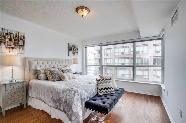 2309 - 909 Bay St, Condo with 3 bedrooms, 2 bathrooms and 1 parking in Toronto ON | Image 12