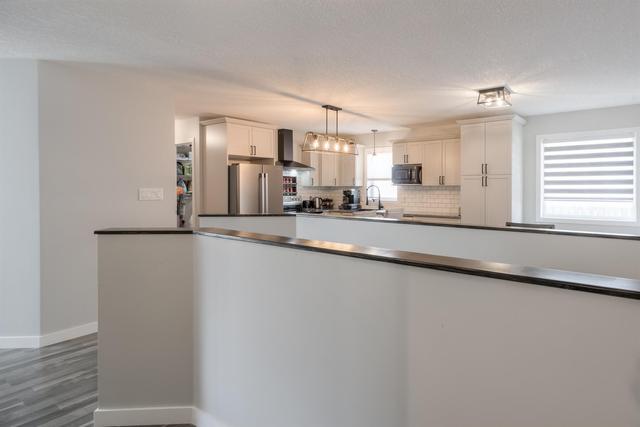 69 Mt Rundle Way W, House detached with 4 bedrooms, 3 bathrooms and 4 parking in Lethbridge AB | Image 22