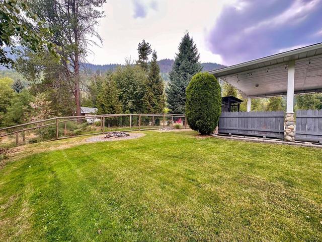 109 12th Avenue, House detached with 4 bedrooms, 2 bathrooms and null parking in Kootenay Boundary B BC | Image 37