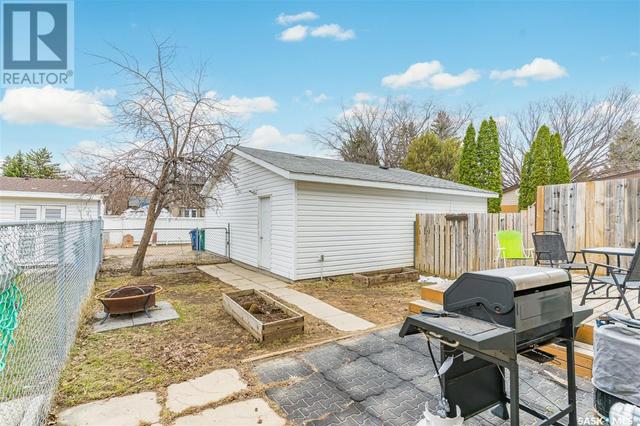 867 East Centre, House semidetached with 3 bedrooms, 2 bathrooms and null parking in Saskatoon SK | Image 8