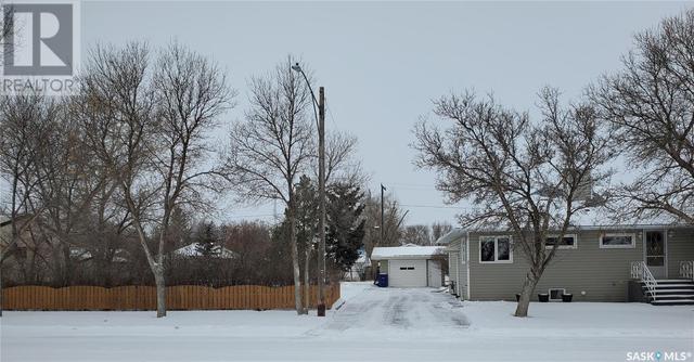 204 5th Street E, House detached with 3 bedrooms, 2 bathrooms and null parking in Ponteix SK | Card Image