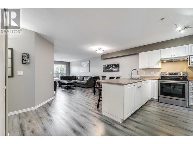 409 22230 North Avenue, Condo with 2 bedrooms, 2 bathrooms and 1 parking in Maple Ridge BC | Image 2