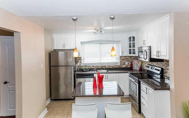 81 Darras Crt, Townhouse with 3 bedrooms, 2 bathrooms and 2 parking in Brampton ON | Image 8